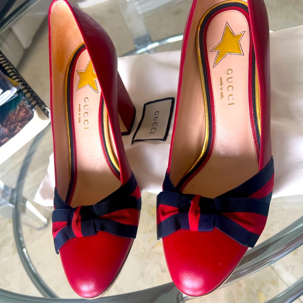Red Gucci pump, like new:)